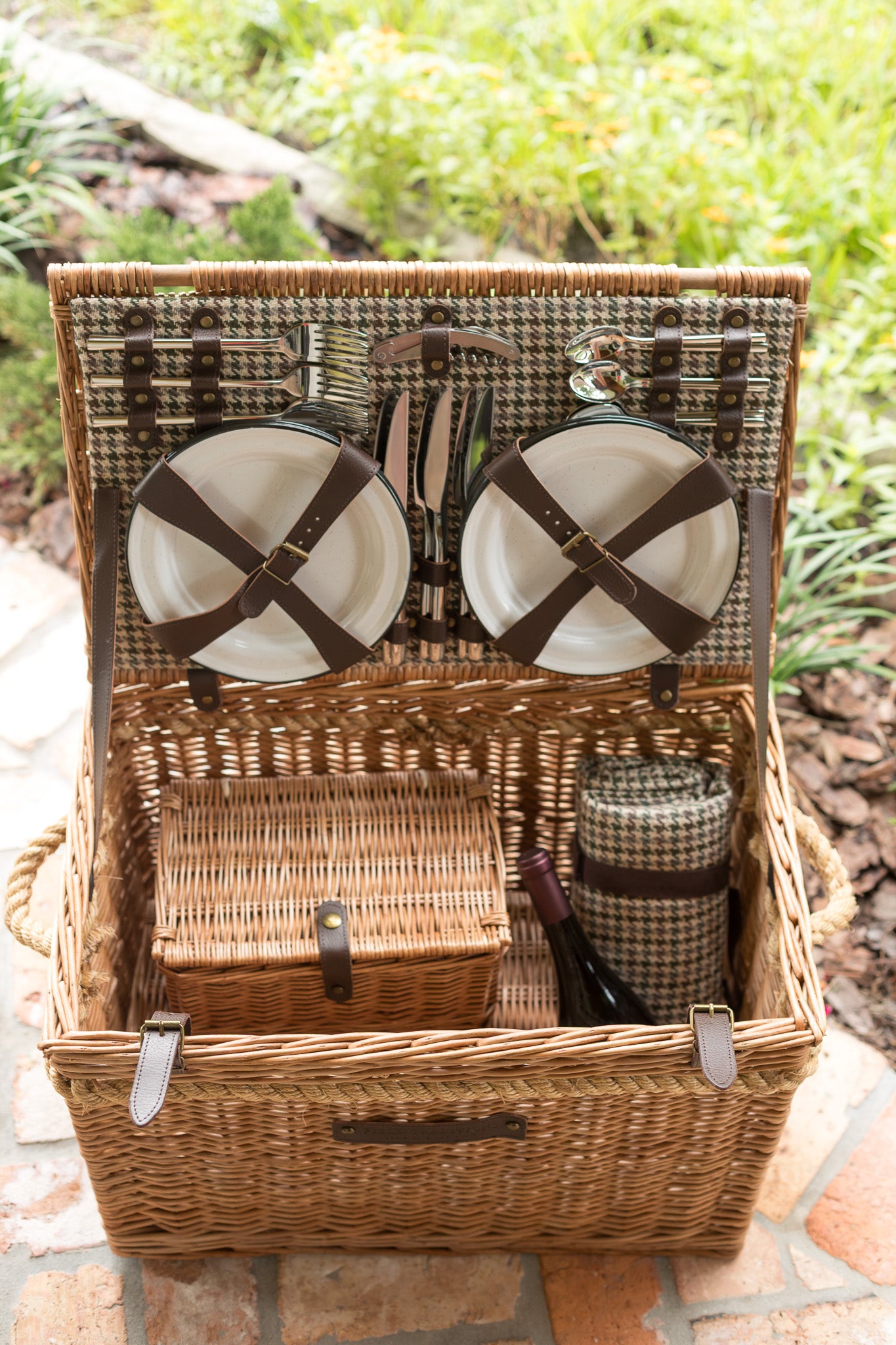 Field Traditions 6 person Deluxe Houndstooth Picnic Basket with Rope Handles