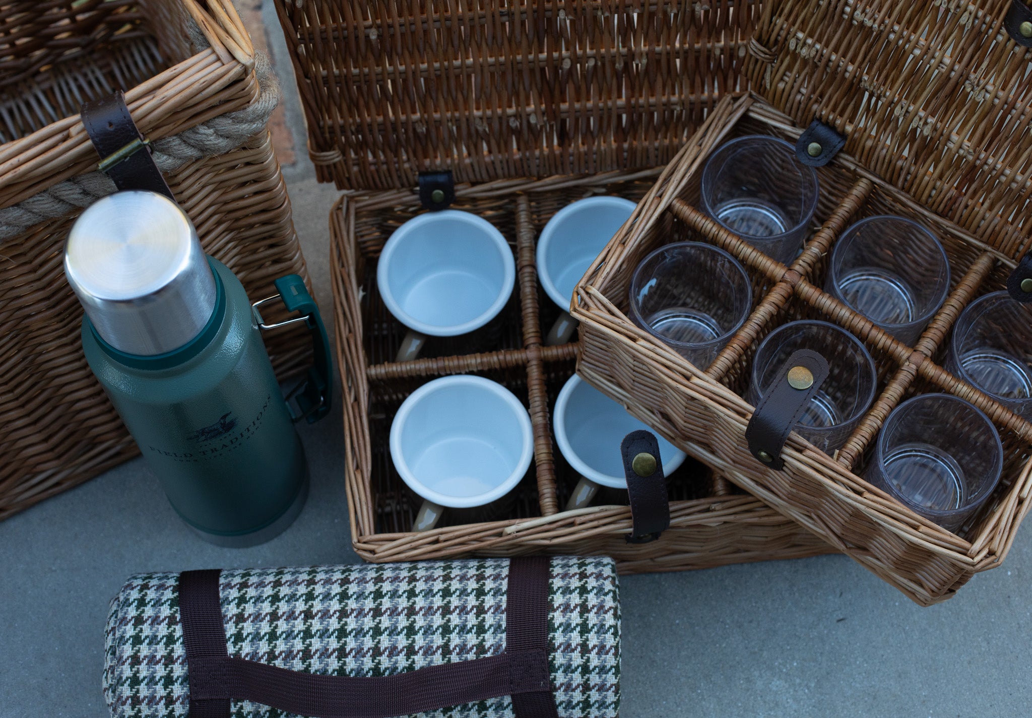 Field Traditions 6 person Deluxe Houndstooth Picnic Basket with Rope Handles