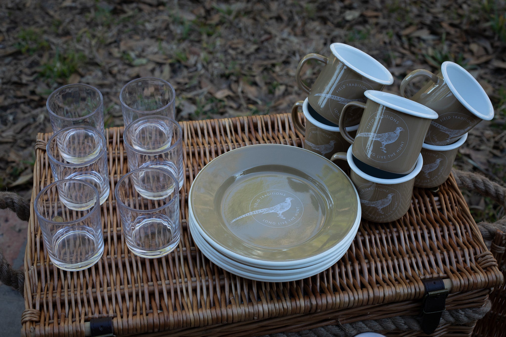 Field Traditions 6 person Deluxe Houndstooth Picnic Basket with Rope Handles