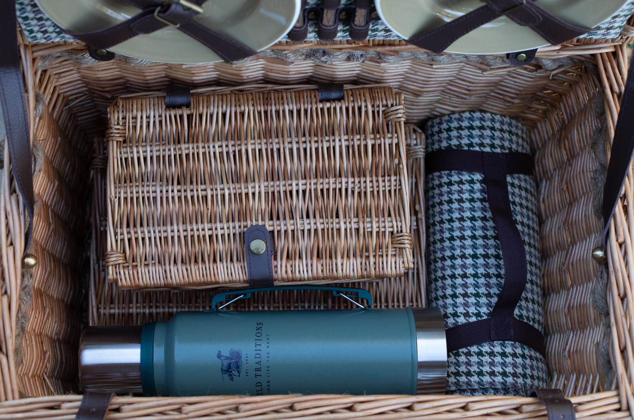 Field Traditions 6 person Deluxe Houndstooth Picnic Basket with Rope Handles