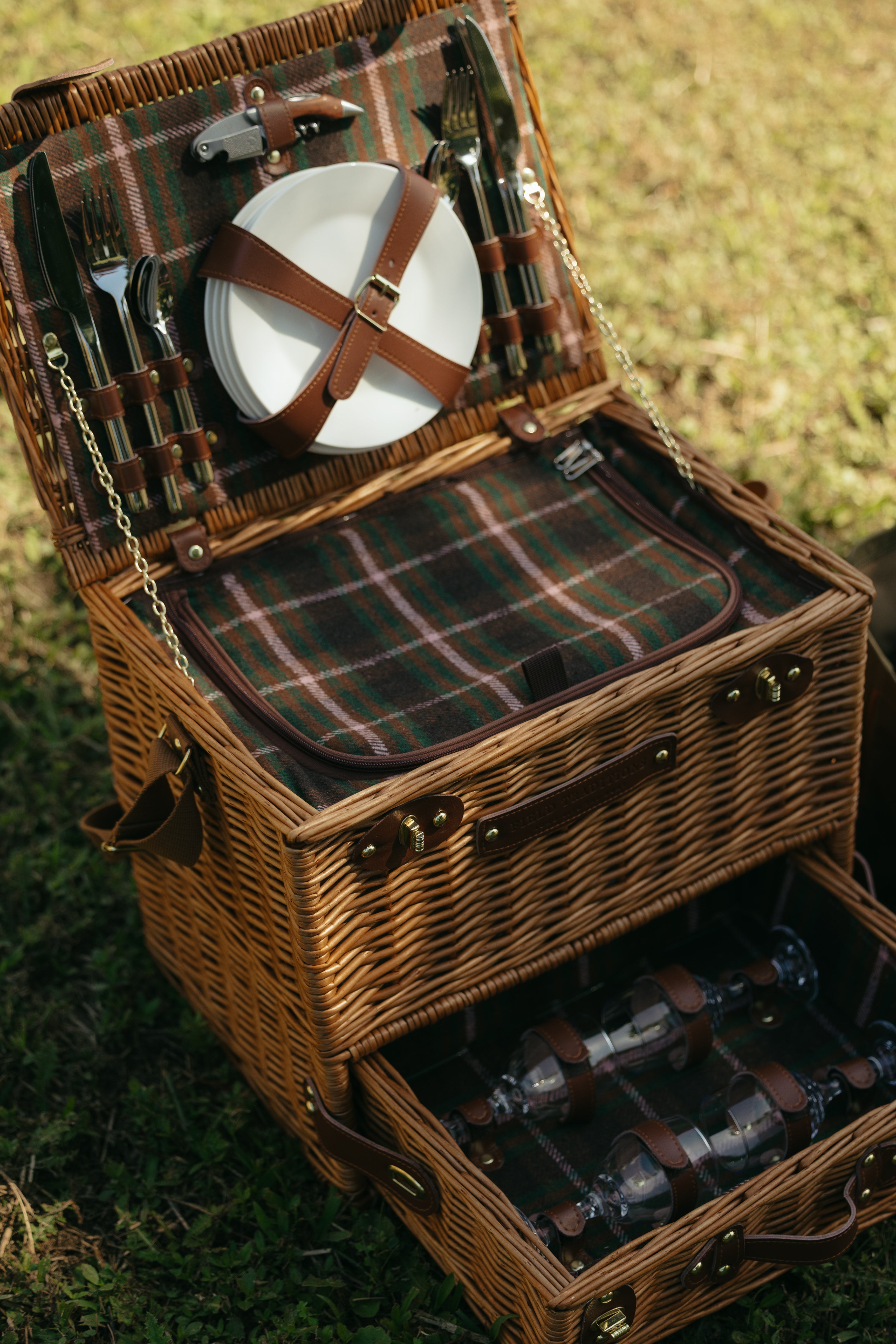 Field Traditions 4-Person Green Tweed Picnic Basket with Wine Drawer