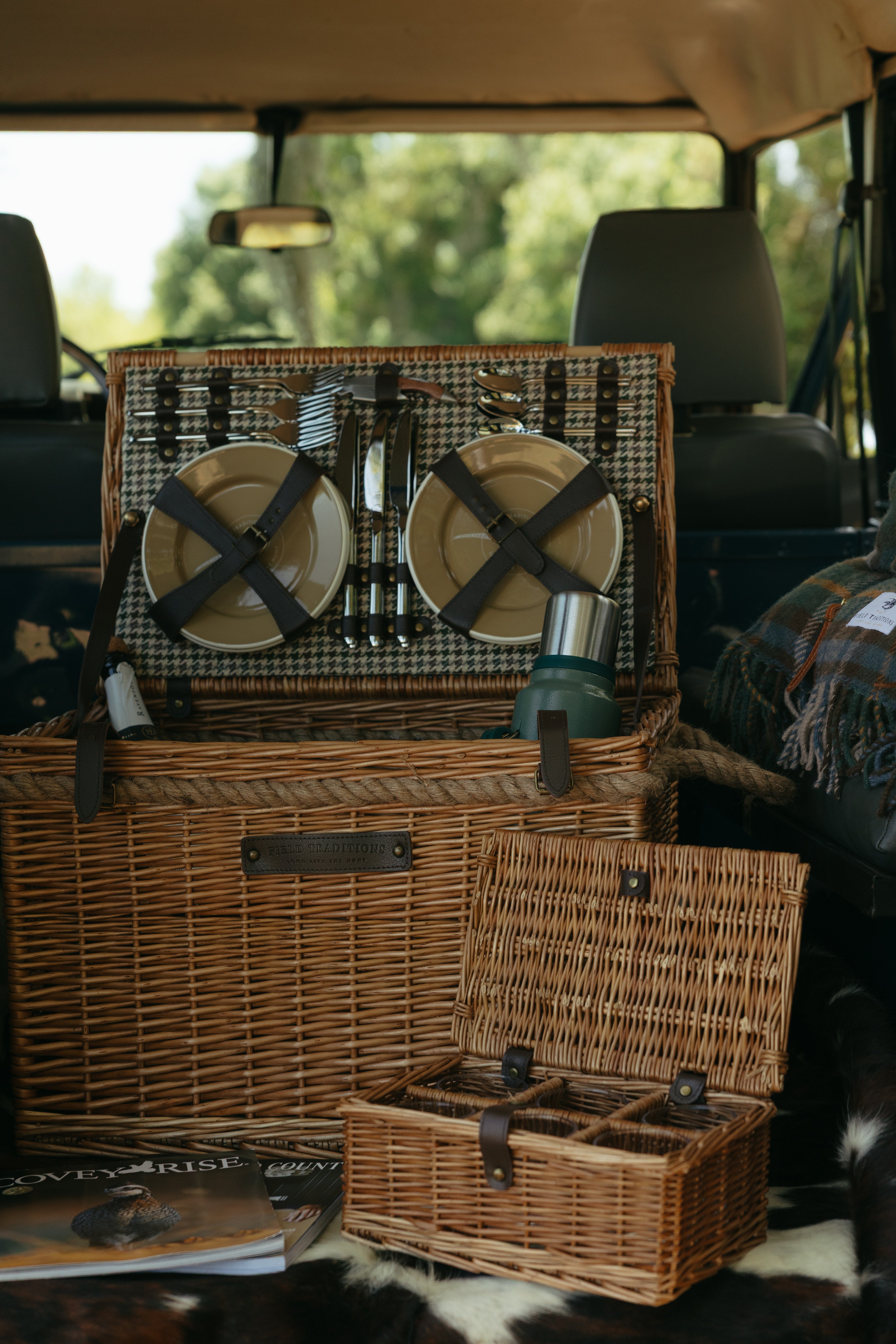 Field Traditions 6 person Deluxe Houndstooth Picnic Basket with Rope Handles