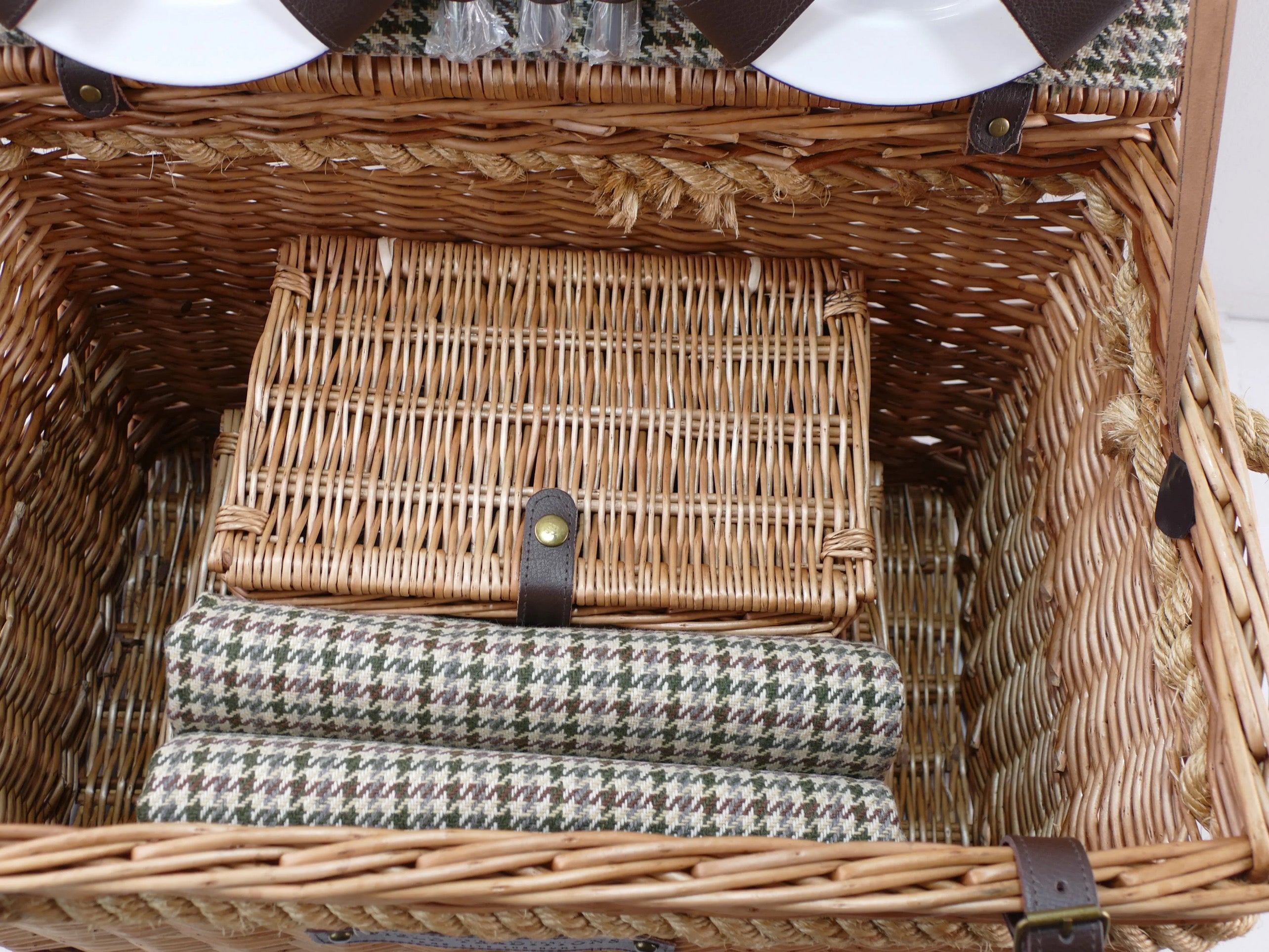 Field Traditions 6 person Deluxe Houndstooth Picnic Basket with Rope Handles