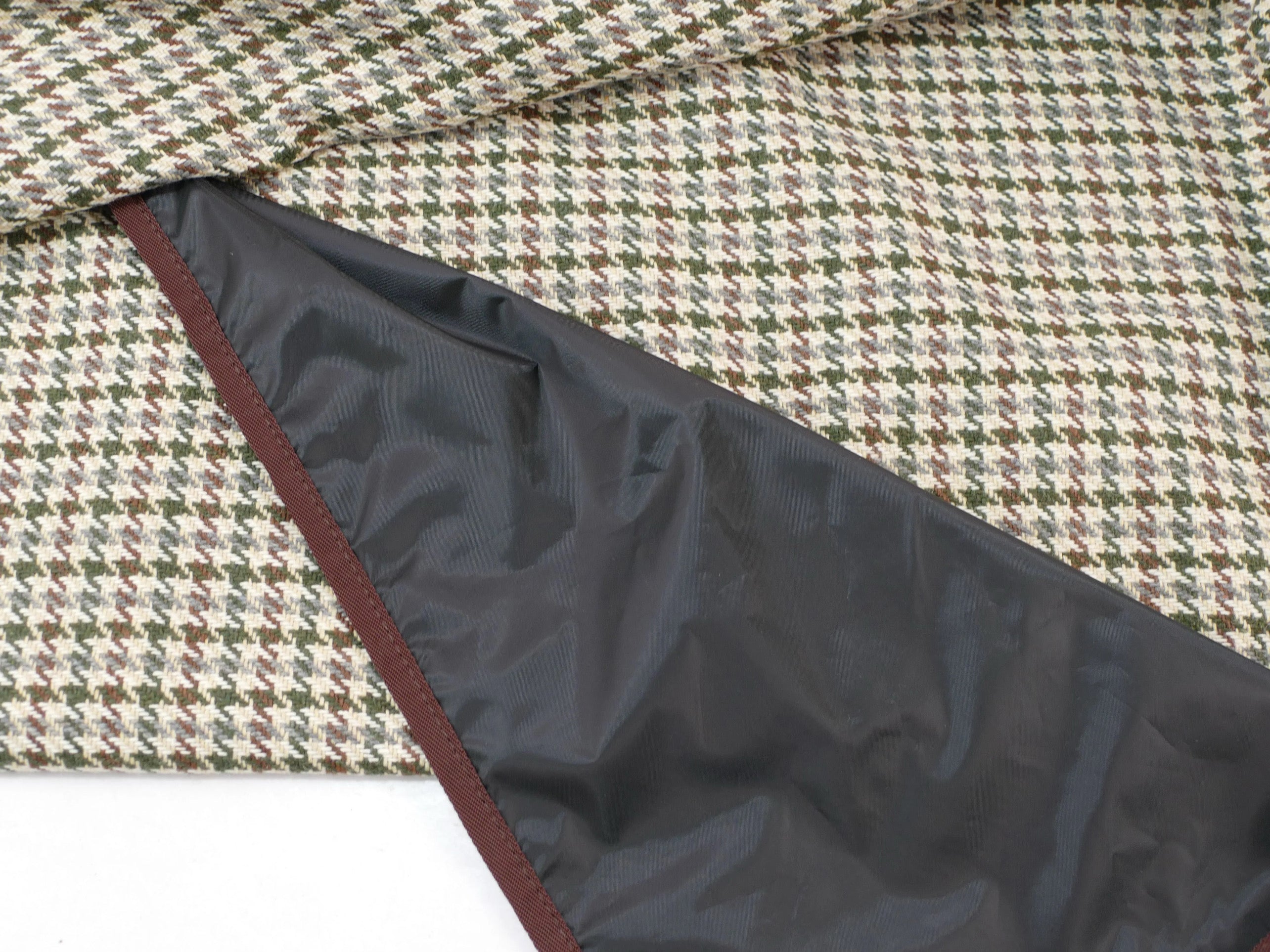 Field Traditions 6 person Deluxe Houndstooth Picnic Basket with Rope Handles