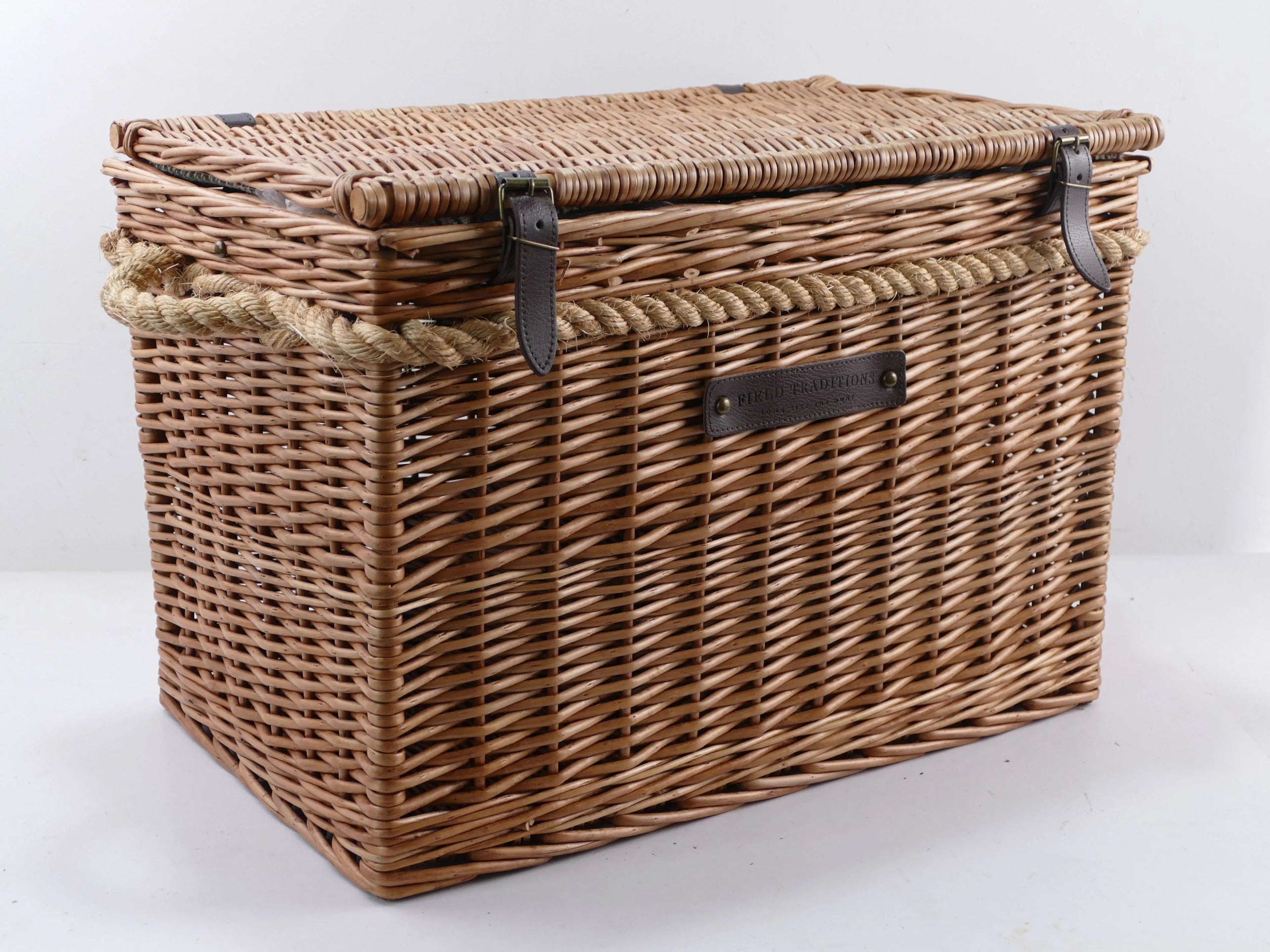 Field Traditions 6 person Deluxe Houndstooth Picnic Basket with Rope Handles