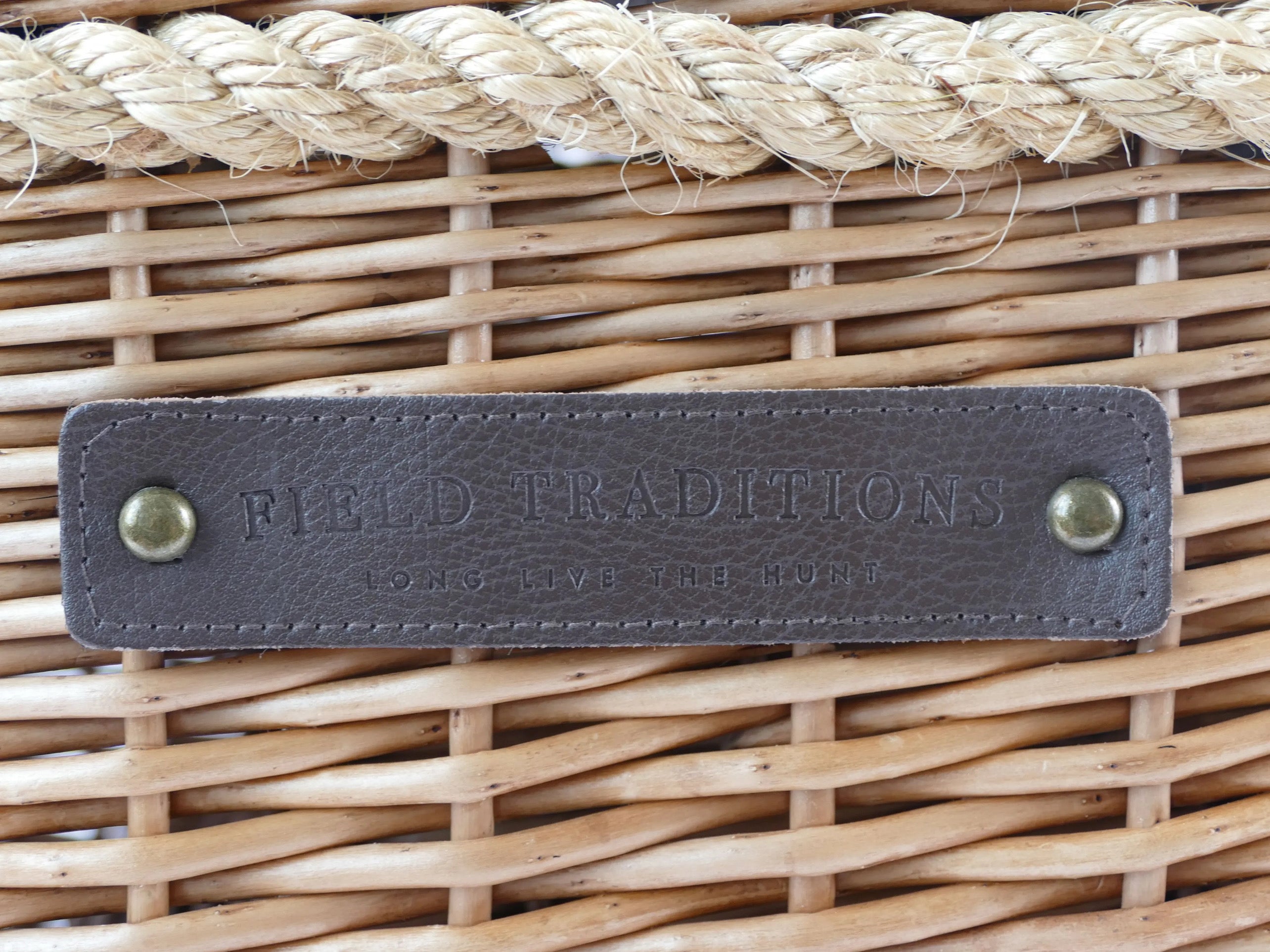 Field Traditions 6 person Deluxe Houndstooth Picnic Basket with Rope Handles