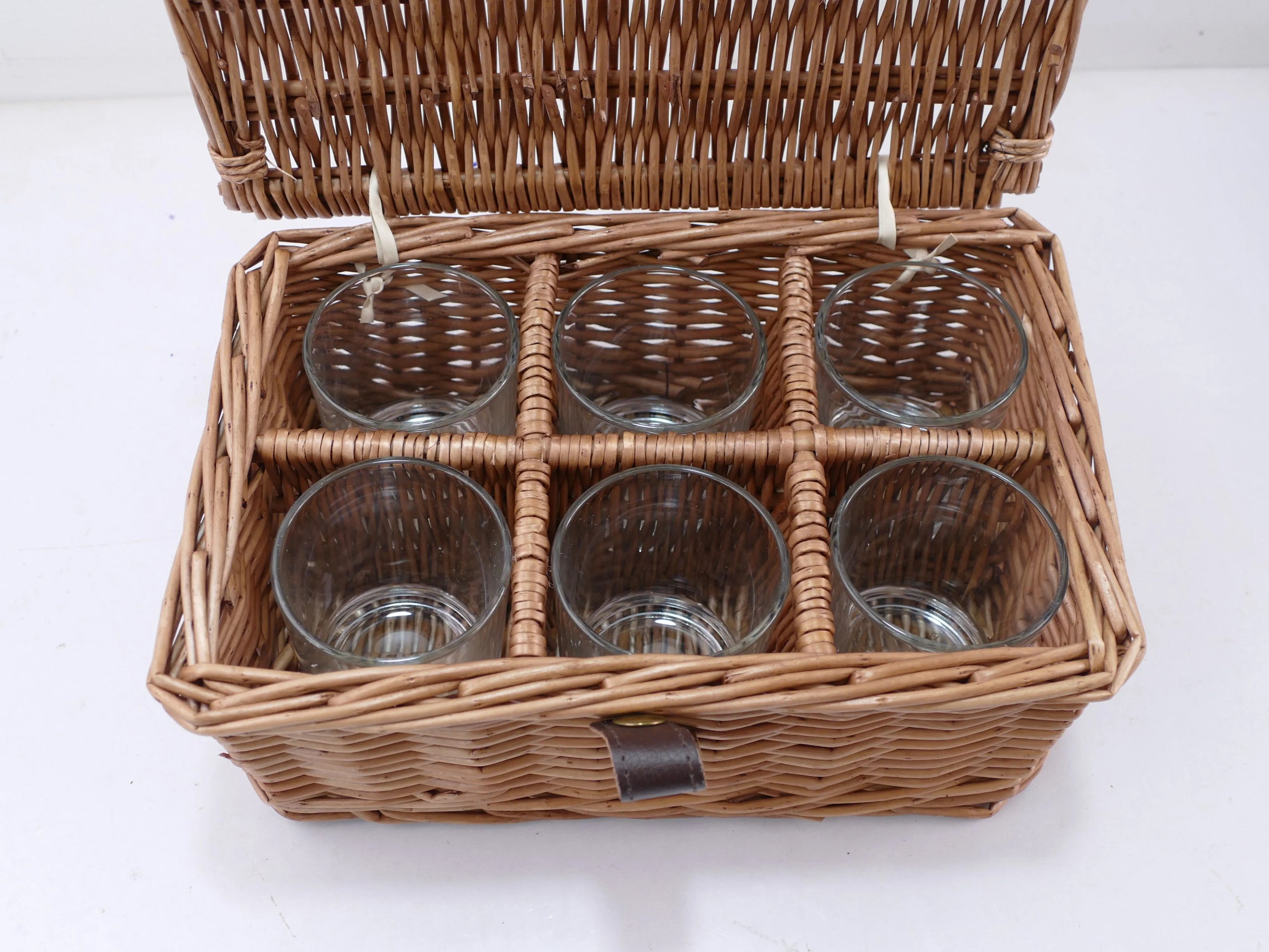 Field Traditions 6 person Deluxe Houndstooth Picnic Basket with Rope Handles