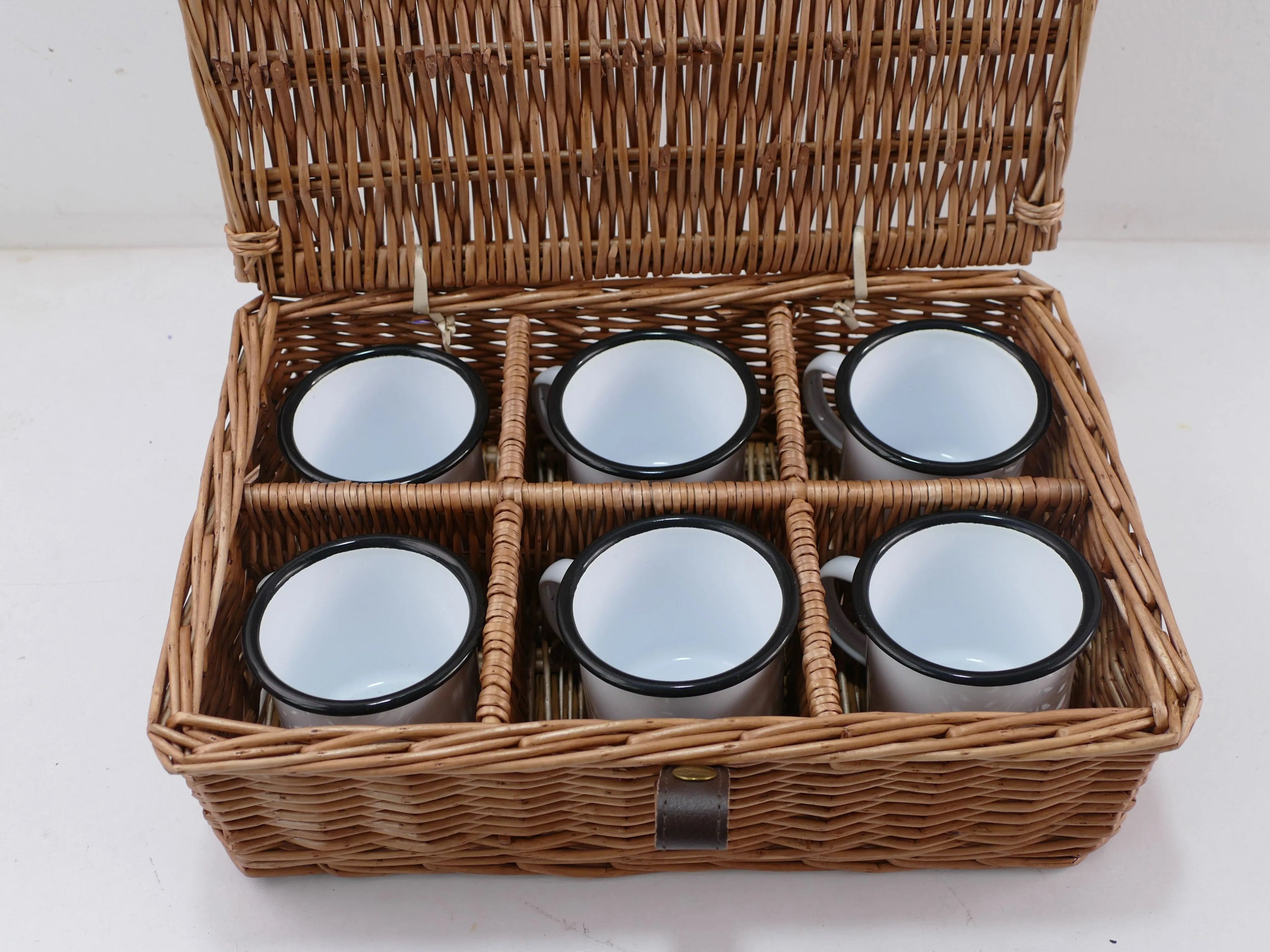 Field Traditions 6 person Deluxe Houndstooth Picnic Basket with Rope Handles