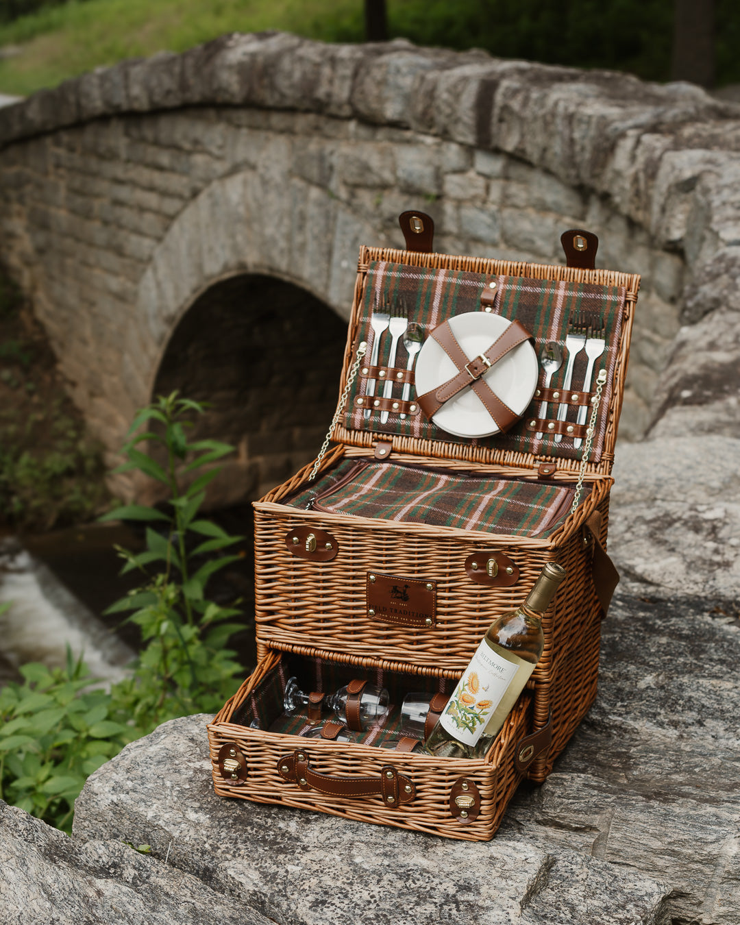Field Traditions 4-Person Green Tweed Picnic Basket with Wine Drawer