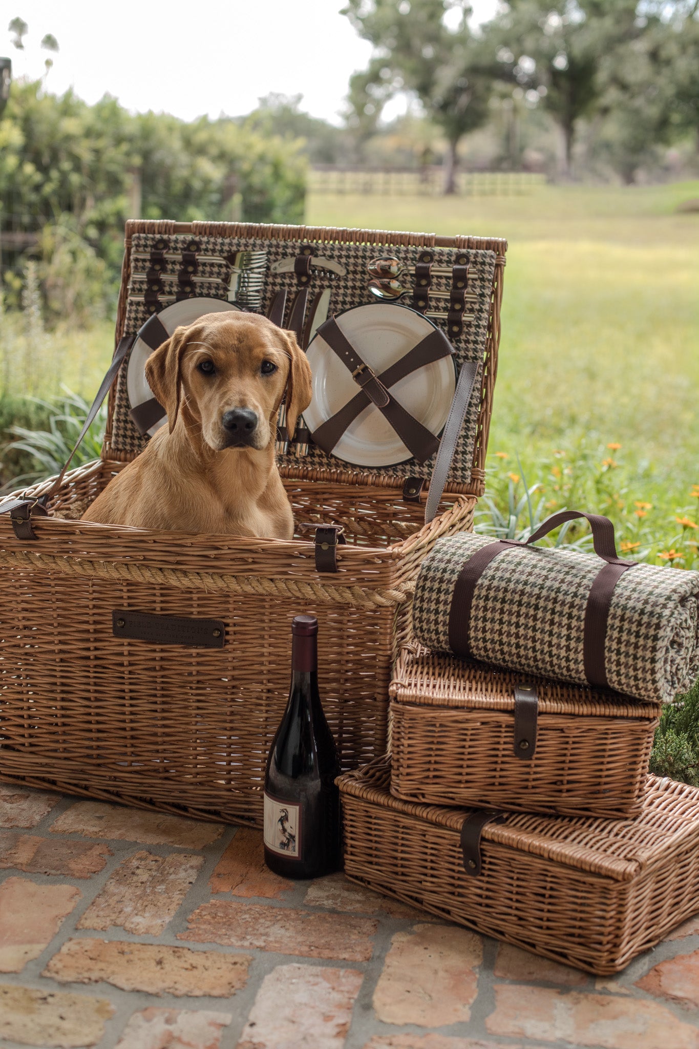 Field Traditions 6 person Deluxe Houndstooth Picnic Basket with Rope Handles