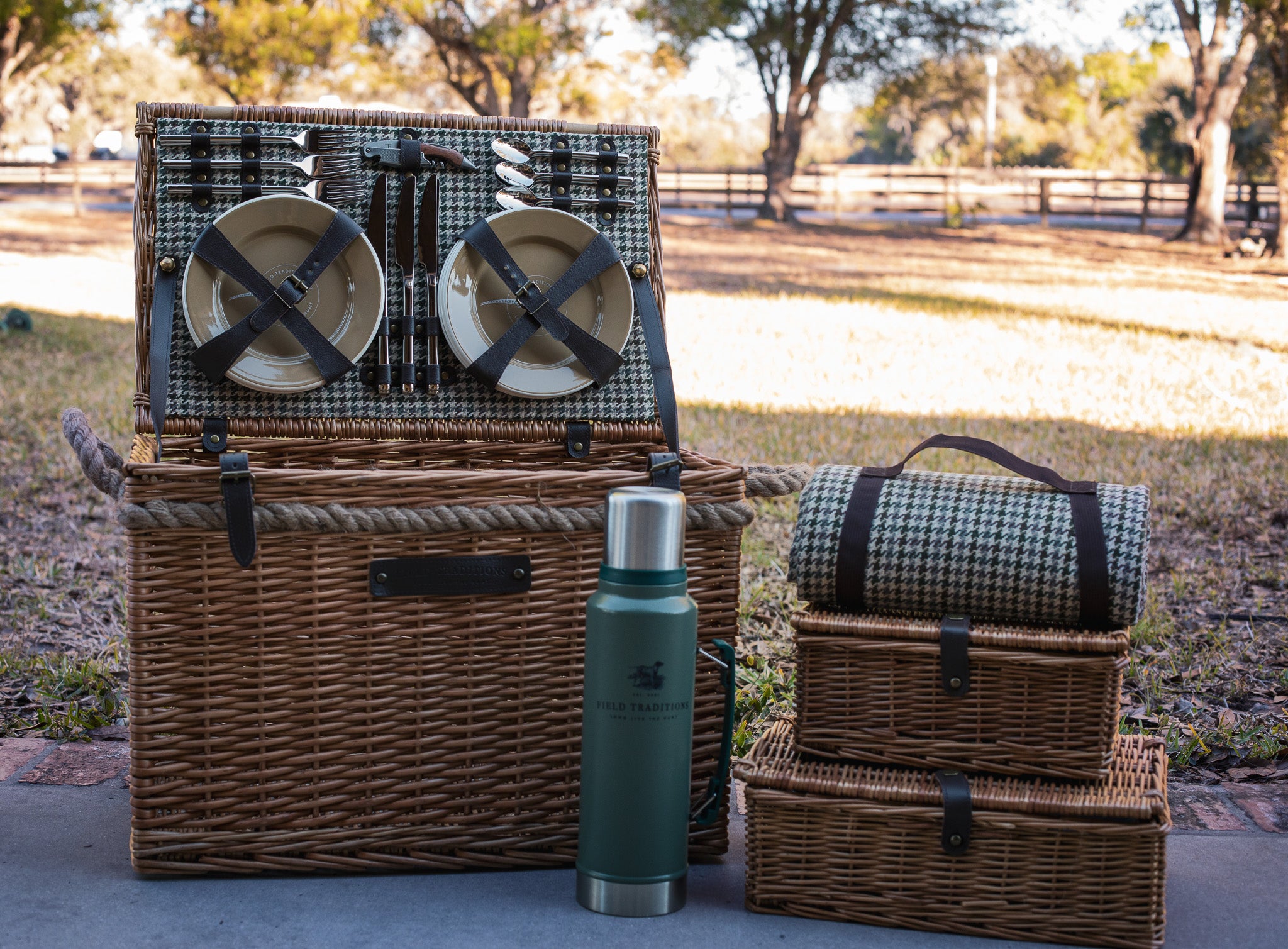 Field Traditions 6 person Deluxe Houndstooth Picnic Basket with Rope Handles