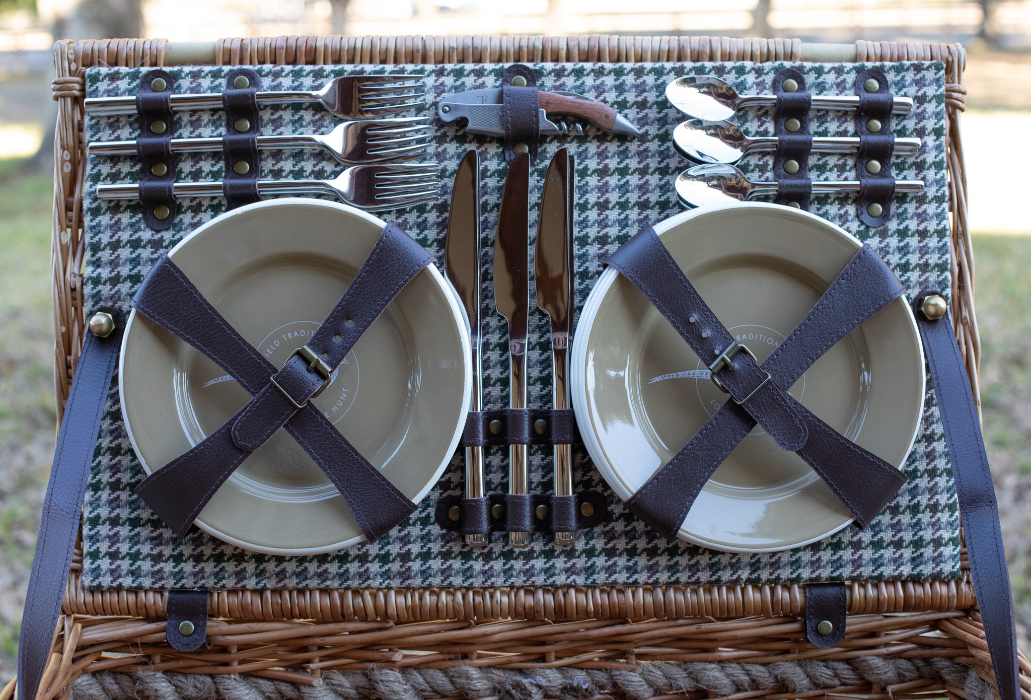 Field Traditions 6 person Deluxe Houndstooth Picnic Basket with Rope Handles