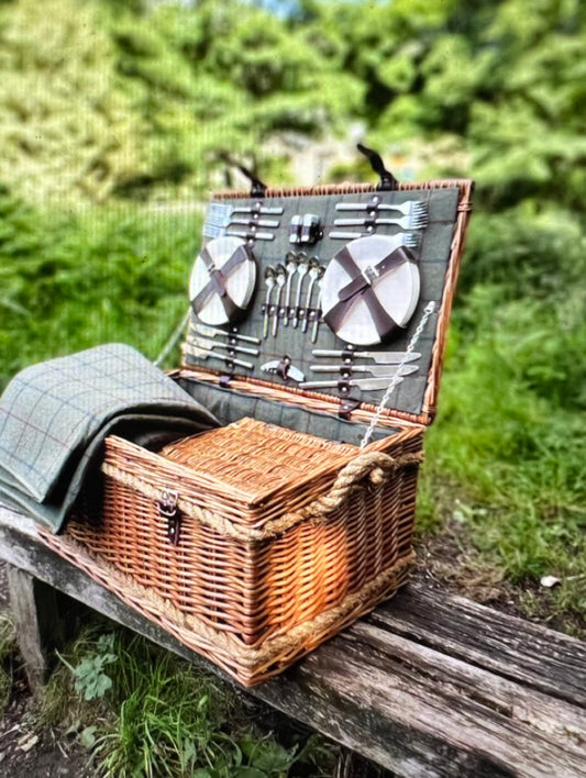 6-person deluxe green tartan picnic hamper with rope handles and leather fasteners