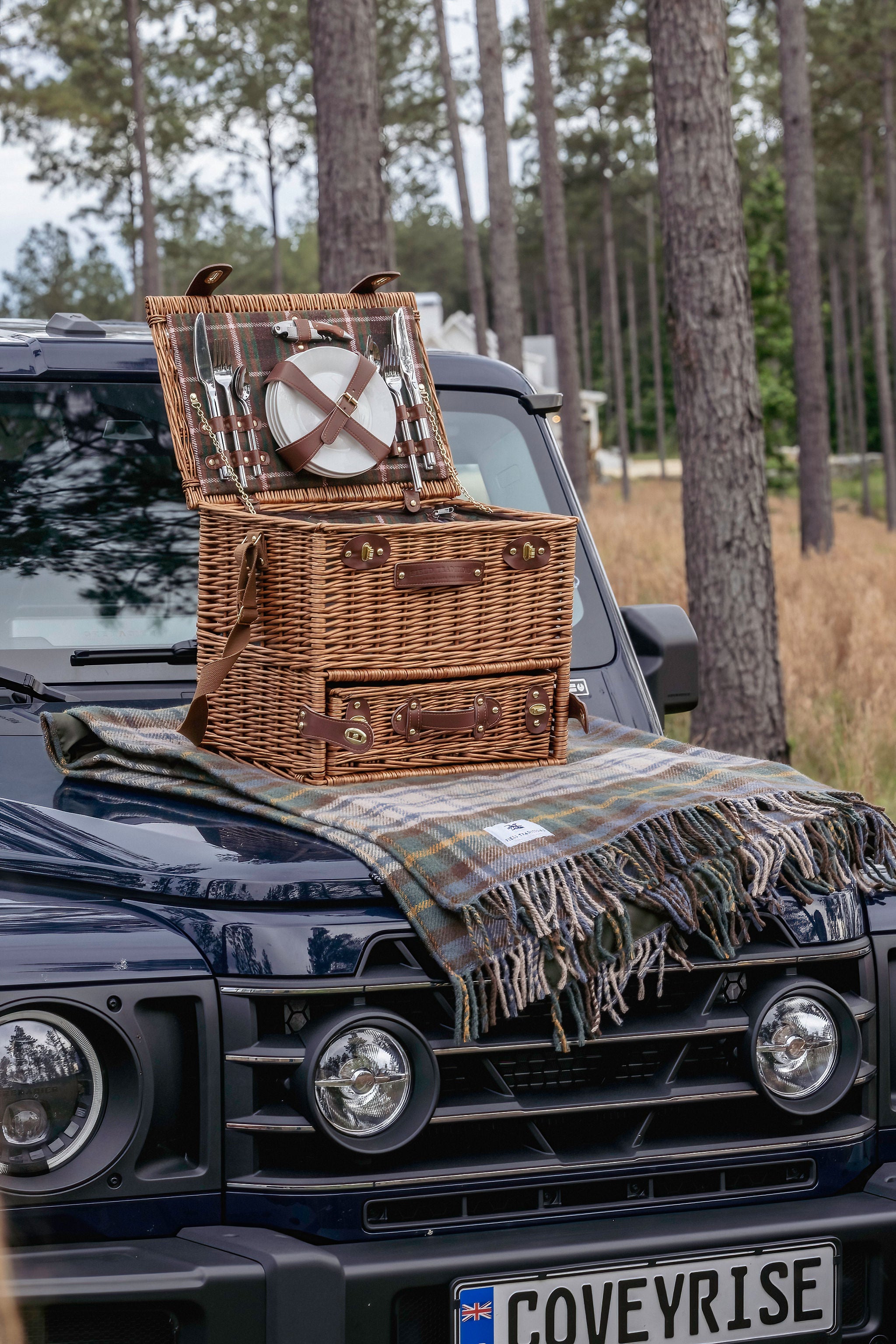 Field Traditions 4-Person Green Tweed Picnic Basket with Wine Drawer